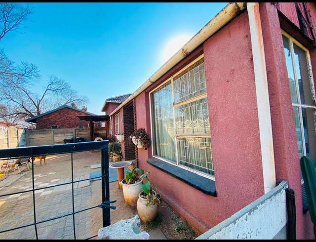 7 BEDROOM HOUSE FOR SALE IN BOKSBURG NORTH